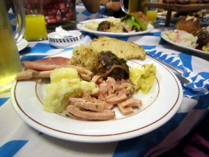 Wie Zuhause: Dem Buffet fehlt es an nichts - Weisswürste, süsser Senf, Schweinshaxen