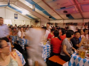 Ein bisschen Bayern in Shanghai: Den Chinesen gefällt die deutsche Gemütlichkeit, auch wenn er mit dem Bier zu kämpfen hat.