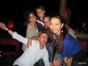 Kenza, Flo, Dennis, Joe, Ting auf der Dachterrasse des "Lost Heaven"