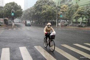 Mundschutz, Kapuze, Stulpen, Handschuhe - der gemeine Shanghainese ist für den Winter besten gerüstet