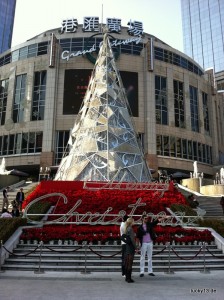 Weihnachtsstimmung bie 20C vor der "Grand Gateway" Shoppingmall