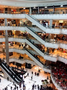 Einkaufspalast de Superlative: Die "Grand Gateway" Mall in Shanghai bietet alles was die internationalen Luxuslabels bieten - zu unglaublich hohen Preisen.