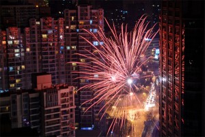 Neujahr auf chinesisch: Was hier als Feuerwerk durchgeht würde bei uns als Kriegsmunition klassifiziert.