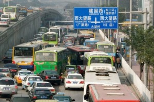 Wer sich an den Verkehr in China erst mal gewöhnt hat tut sich auf Europas Strassen später schwer