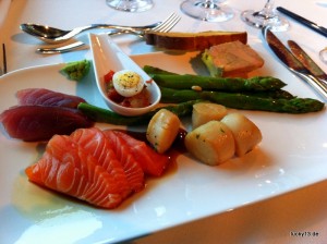 Sashimi satt. Neben rohem Fisch gibt es auch Kaviar, Krabbenbeine und rohe Austern