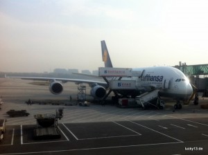 Mächtig posiert die A380 mit dem Namen "Zürich" am Gate des Flughafens in Peking