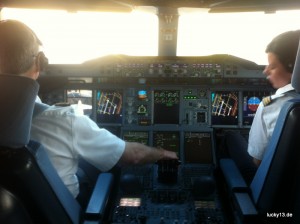 Logenplatz: A380 Cockpit aus der "Jump Seat" Perspektive