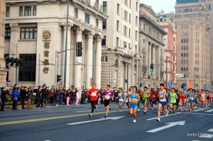 Gedrängel am Start. Rund 20.000 Athleten aus 66 Nationen gingen am diesjährigen Shanghai Marathon an den Start.