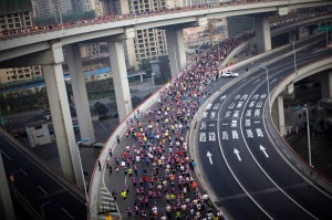 Rund 20.000 Läufer beim Aufstieg über die sprialförmige Rampe zur Nanpu Bridge